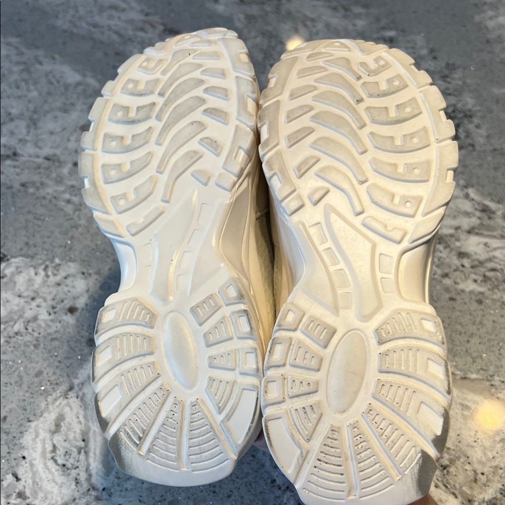 NEW BERNESS Women's Cream Crocodile Cream Athletic Shoes Size 6 - Picture 12 of 12